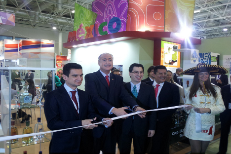 El embajador Rubén Beltrán inaugura el stand mexicano. Fuente: Embajada de México.