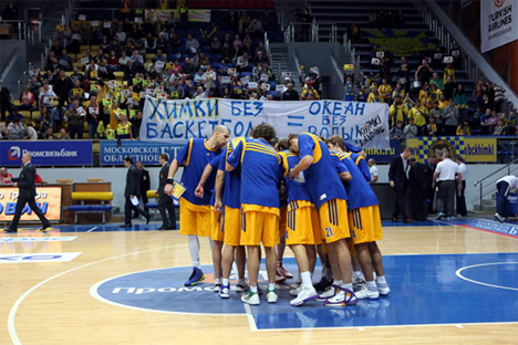 La plantilla, con una pancarta al fondo que reza: “Jimki sin baloncesto, un océano sin agua”. Fuente: bckhimki.ru