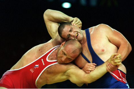Imagen de la final olímpica de Sydney 2000. De rojo, el legendario Aleksander Karelin (Foto: fila-official.com