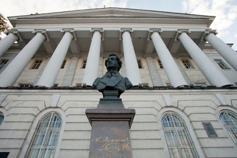 La casa Pushkin no pasa desapercibida para los paseantes que cruzan el puente del río Nevá.