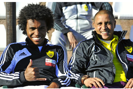 A la izquierda, William, fichaje estrella del mercado invernal ruso. Foto: fc-anzhi.ru