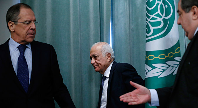 Serguéi Lavrov con el secretario general de la Liga Árabe, Nabil Elaraby. Fuente: AP  