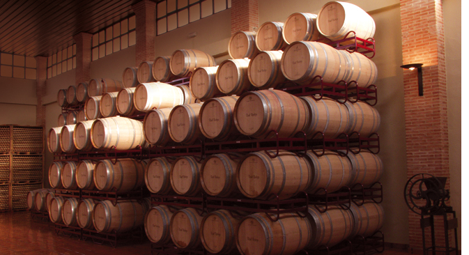Barricas en alta de la planta de producción de la Bodega Viñas y Bodegas, situada en Ciudad Real. Fuente: Viñas y Bodegas