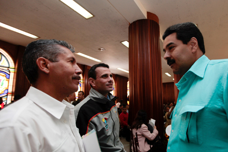 Nicolás Maduro (a la derecha) habla con Henrique Capriles (a la izquierda) durante una renión de gobernadores el pasado 15 de enero en Caracas. Fuente: AP
