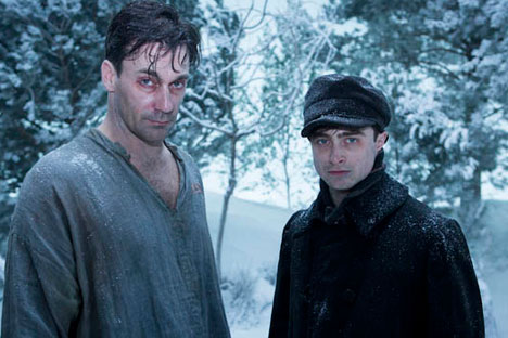 Daniel Radcliffe encarna a un joven médico rural. Fuente: kinopoisk.ru