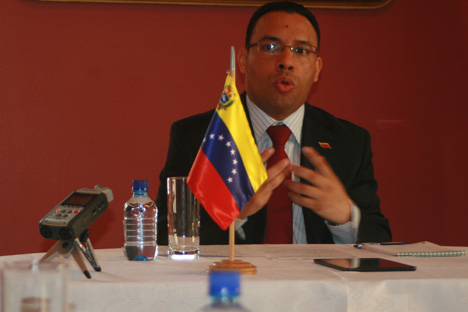 Hoglys Martínez, ministro consejero de la República Bolivariana de Venezuela, durante la rueda de prensa ofrecida a los medios rusos el día 10 de abril en Moscú. Fuente: Santi Pueyo
