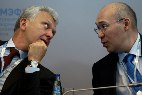 Víctor Jristenko, director de la Unión Aduanera (a la izquierda) y Kairat Kelimbetov, viceprimer ministro de Kazajistán (a la derecha) en una sesión del Foro Económico de San Petersbursgo. Fuente: Ria Novosti