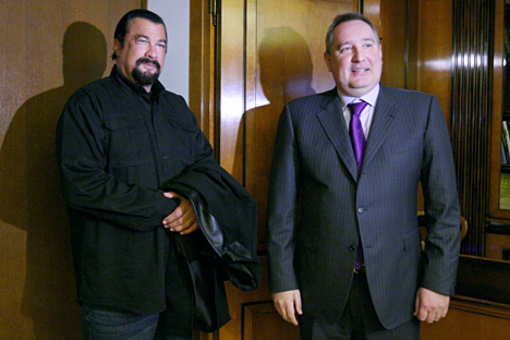 El actor norteamericano aparece junto al vice primer ministro Dmitri Rogozin en una fábrica de armamento. Fuente: Ria Novosti