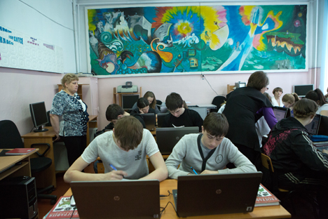 Internet ayuda a resolver los problemas de escolarización en las aldeas siberianas. Fuente: Valeri Klamm