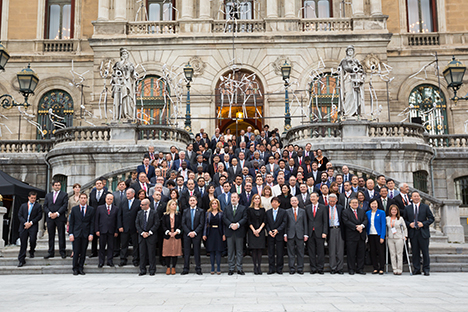  'Foto de familia' ante el ayuntamiento de Bilbao. Fuente: Iñigo Sierra Gómez/VK Comunicación.