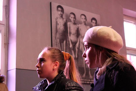 El director Mumin Shakírov se llevó a dos chicas rusas a visitar el campo de exterminios y rodó una película de la excursión. Fuente: servicio de prensa