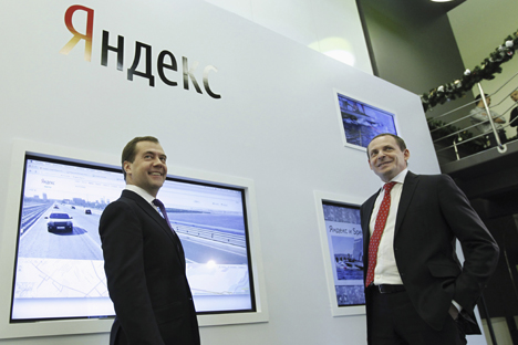 Primeiro-ministro Dmítri Medvedev (esq.) junto a Arkádi Voloj, fundador do Yandex na sede da empresa em Moscou Foto: Reuters