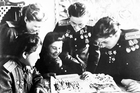 'Las Brujas de la Noche' (de izquierda a derecha): Ekaterina Riabova, Raisa Yushina, Mira Parómova, Nadia Popova y Marina Chechneva durante un descanso entre los combates. Fuente: ITAR-TASS