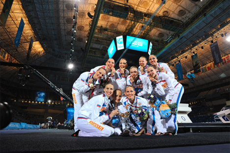 El equipo ruso de natación sincronizada posa con la medalla de oro. Fuente: RFEN