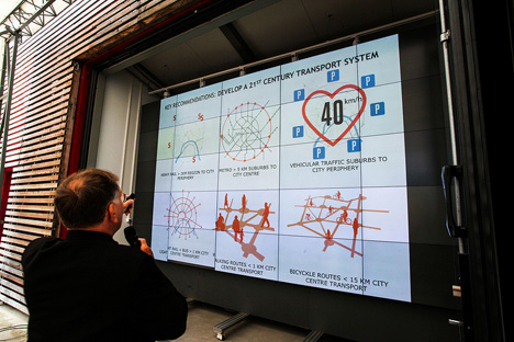 Jan Gehl explica su proyecto para la ciudad de Moscú. Fuente: Strelka Institute for Media