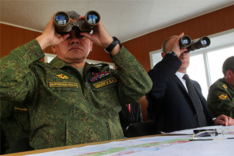 Ministro da Defesa Serguêi Choigu (esq.) e presidente da Rússia Vladímir Pútin (dir.) Foto: Mil.ru
