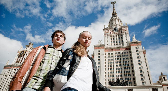 Una pareja de estudiantes posa ante el edificio principal de la Universidad Estatal de Moscú. Fuente: Kirill Lagutko