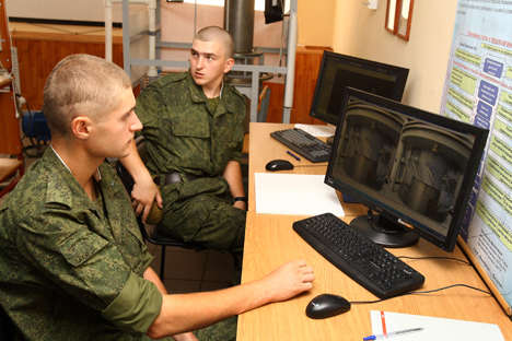 Cada cadete da Companhia Militar Científica tem seu respetivo supervisor científico, que é quem elabora o plano de trabalho de acordo com os tópicos de interesse para o Exército Foto: Ígor Filonov