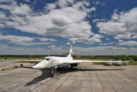 Pesawat Tu-160 merupakan pesawat supersonik terbesar, terberat, dan paling kuat dalam aviasi militer.