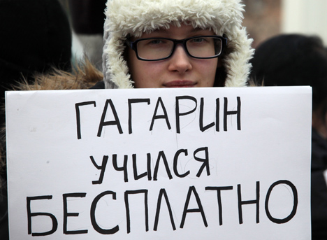Manifestante segura placa que diz "Gagárin estudou de graça", em referência à qualidade de ensino na URSS Foto: ITAR-TASS