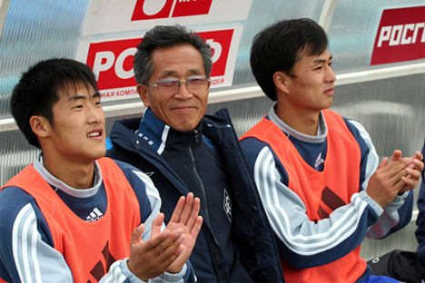Choe Myong-Ho y Li Kwan Mena, en el banquillo; en medio, el ‘intérprete’. Fuente: fc-camara.ru