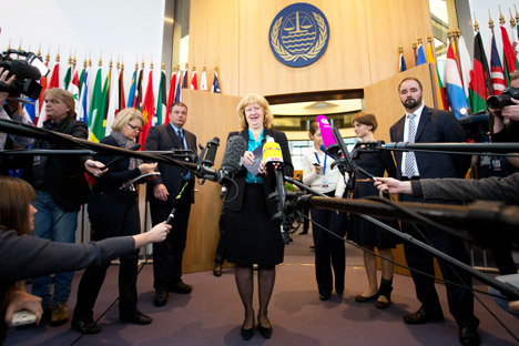 La responsable de la delegación holandesa, la experta en Derecho Internacional Liesbeth Lijnzaad, expuso en el Tribunal Internacional que Rusia violó la normativa de las Naciones Unidas cuando abordó el buque de Greenpeace “Artic Sunrise”, con bandera holandesa, y acusó a su tripulación de piratería. Fuente: AP.
