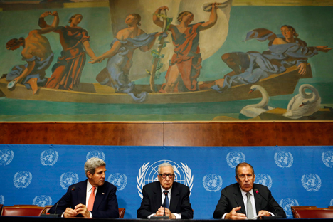 Serguéi Lavrov (a la derecha), John Kerry (a la izquierda) junto con Lajdar Brahimi, enviado especial de la ONU a Siria, durante una rueda de prensa. Fuente: Reuters