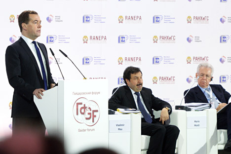 El primer ministro ruso Dmitri Medvédev (a la izda.) anunció el paquete de medidas en el Foro Económico Gaidar. Fuente: ITAR-TASS
