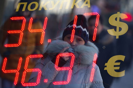 La economía rusa se encuentra en una situación atípica: la moneda nacional se abarata y suben los precios del petróleo. Fuente: ITAR-TASS