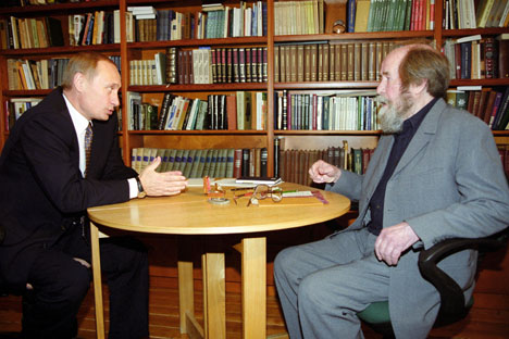 Vladímir Putin y Alexánder Solzhenitsyn. Fuente: ITAR-TASS