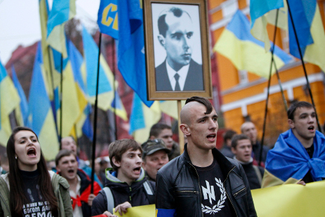 Manifestación de partidarios de Stepán Bandera desfilan por la calle. Fuente: Reuters