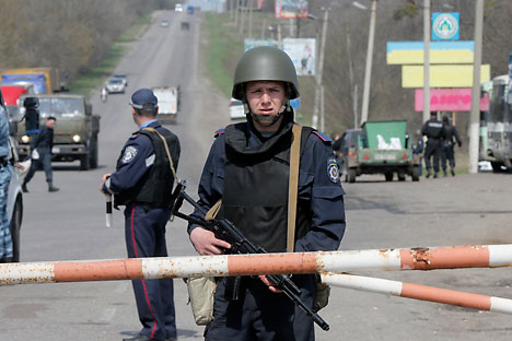 Reportaje desde Izium, en el este Ucrania, donde los soldados que participan en la 'operación antiterrorista' de gobierno narran su experiencia. Fuente: AP