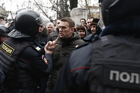 El opositor ruso Alexéi Navalni habla con la policía duranta una manifestación de protesta en la plaza Bolótnaya de Moscú. Fuente: photoshot / vostock photo