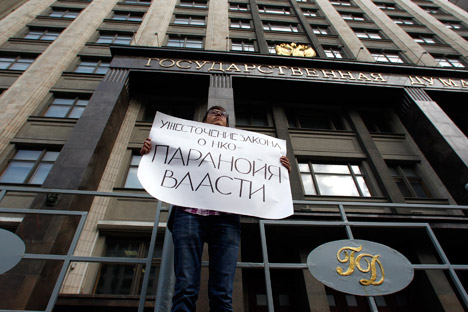 Protesta en frente de la Duma en contra de la ley que obliga a las ONG a registrarse como agentes extranjeros el 6 de julo de 2012. En el cartel se lee “El endurecimiento de las leyes sobre ONG es una paranoia de las autoridades”. Fuente: Reuters