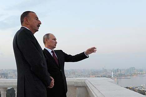 Vladímir Pútin (dir.) e seu homólogo azeri Ilham Alíiev (esq.) Foto: Reuters