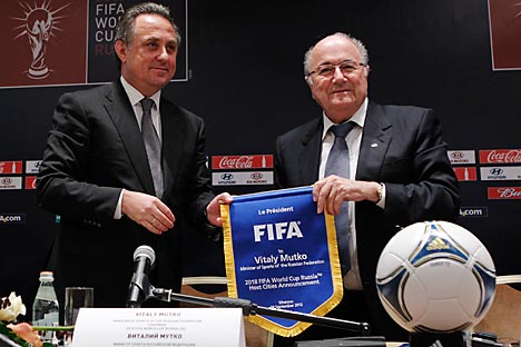 Joseph Blatter, presidente da Fifa, ao lado do ministro dos Esportes russo, Vitali Mutkó (à esq.) Foto: Reuters / Vostock-Photo