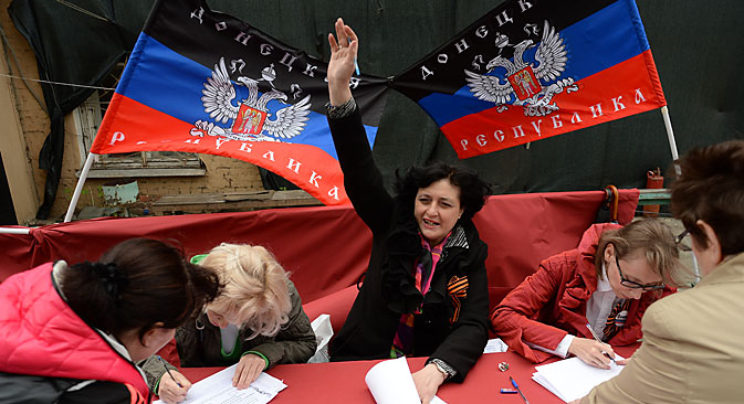 Mesa de votación en Donetsk durante el referéndum celebrado el 11 de mayo. Fuente: Maksim Blinov / Ria Novosti