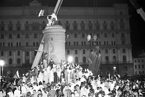 En 1958 se instaló una estatua del fundador de la Cheka, Felix  Dzerzhinski. Durante décadas fue símbolo del sistema represivo soviético. En 1991, año de la caída de la URSS el alcalde de Moscú ordenó su retirada, que tuvo lugar el 2 de agosto de ese año. Fuente: ITAR-TASS