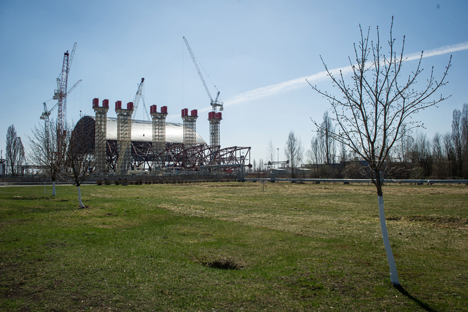 Construcción del sarcófago en el reactor número 4 de la central nuclear de Chernóbil. Fuente: Ria Novosti