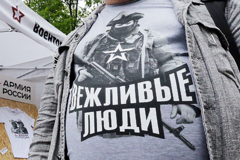 La expresión comenzó a usarse tras la llegada a Crimea de personal uniformado sin identificar y su uso se ha extendido en el país. Fuente: ITAR-TASS