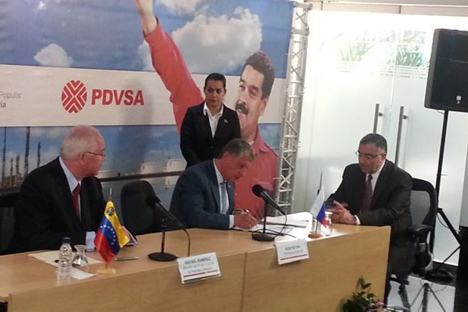 Ígor Sechin, presidente de Rosneft, y Rafael Ramírez, ministro de Petróleo y Minería de Venezuela y presidente de PDVSA, firmaron los acuerdos entre ambas naciones. Fuente: cortesía de Petróleos de Venezuela