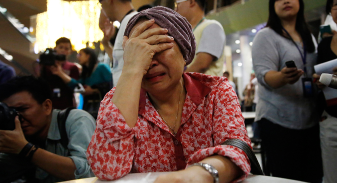 Una mujer llora en el aeropuerto internacional de Kuala Lumpur mientras espera más información acerca de las víctimas del avión siniestrado. Fuente: Reuters