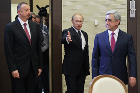 Vladímir Putin entre Iham Alíev (izquierda) y Serzh Sargsián (a la derecha) sus homólogos azerí y armenio, respectivamente. Fuente: Olesya Kurpyaeva.