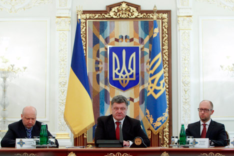 El presidente de Ucrania, Petró Poroshenko (en el centro), junto al primer ministro Arseni Yatseniuk (a la derecha) y Oleksander Turchínov, portavoz del Parlamento (a la izquierda). Fuente: Reuters
