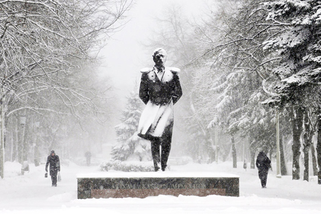 Paseantes frente a la escultura del escritor ruso Mijaíl Lérmontov, durante una fuerte nevada en la ciudad rusa de Stávropol. Fuente: AFP / East News
