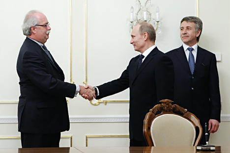 Leonid Mikhelson, CEO de Novatek (a la derecha) con el entonces primer ministro Vladímir Putin y Christophe De Margerie (a la izquierda) en la firma del memorandum entre las dos compañías en 2011. Fuente: AFP / East News