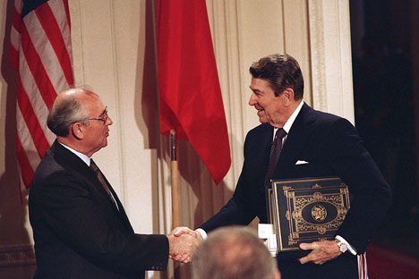 Mijaíl Gorbachov y Ronald Reagan firmaron el Tratado sobre misiles de largo y medio alcance en 1987.Fuente: AP