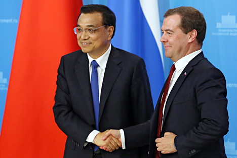 El primer ministro ruso Dmitri Medvédev con su homólogo chino, Li Kequiang, antes de la rueda de prensa conjunta que ofrecieron el Moscú el pasado lunes, 13 de octubre. Fuente: AP