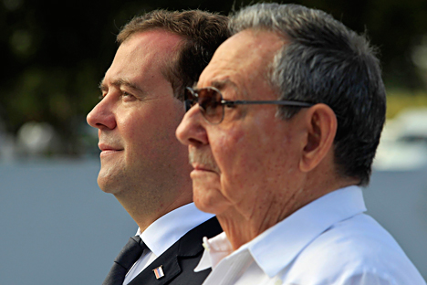 Primeiro-ministro russo, Dmítri Medvedev (esq.) e Raúl Castro (dir.) Foto: Reuters