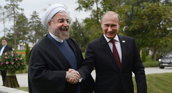Hassan Rouhani (esq.) e Vladímir Pútin selaram acordo em novembro